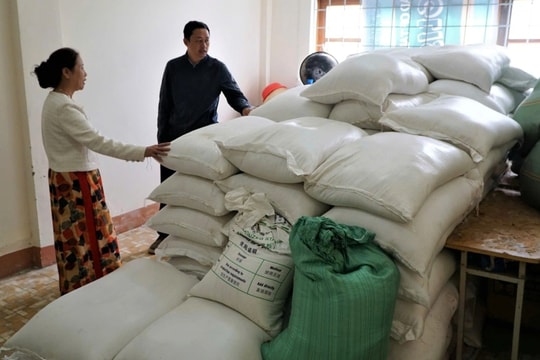 Hơn 4,2 tấn gạo cấp cho học sinh "mắc kẹt" trong kho vì một phụ lục