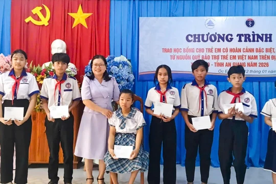 Trao học bổng cho trẻ em có hoàn cảnh đặc biệt, khó khăn ở An Giang