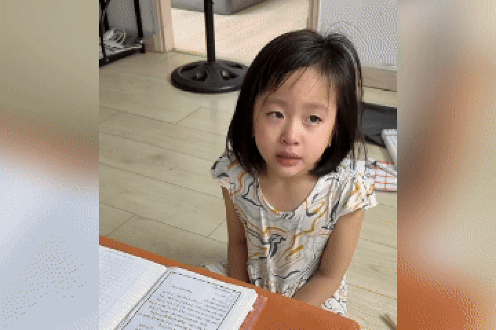 Thấy mình học kém, bé gái xin lỗi 16 phút khiến hai mẹ con cùng bật khóc