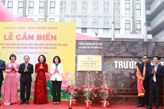 Gắn biển công trình trường học chào mừng Đại hội XIV của Đảng