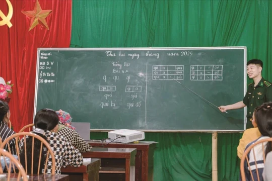 Ánh đèn xóa mù chữ, giữ biên cương ở Lùng Chin Thượng