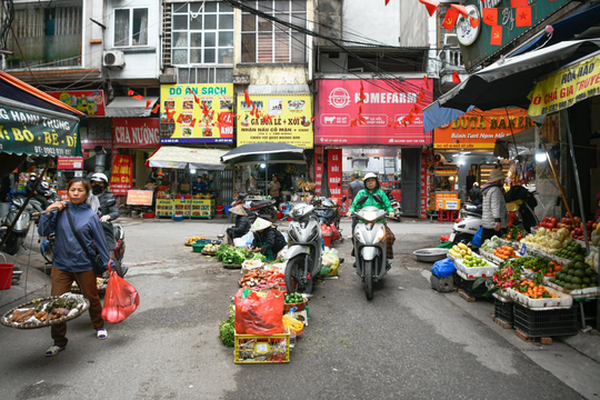 Bỏ chục tỷ đồng mua nhà, sống khổ giữa nhan nhản chợ cóc, quán ăn