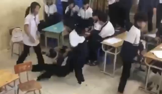 Công an vào cuộc vụ 6 nữ sinh hành hung bạn ngay trong lớp học