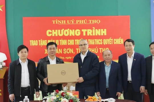 Trường học ở Phú Thọ nhận món quà ý nghĩa từ Bí thư Tỉnh ủy
