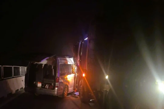 3 ô tô va chạm liên hoàn trên cao tốc, 10 người thương vong