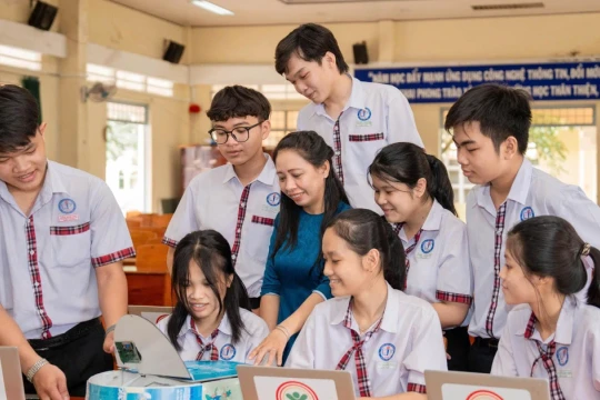 Số hóa sách giáo khoa và hệ sinh thái học liệu số: Mở rộng cơ hội học tập