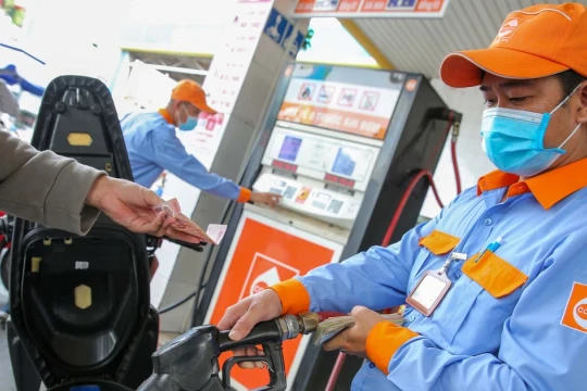 Giá xăng lần đầu tăng trong năm 2026