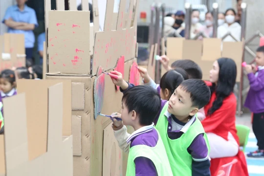 Trẻ mầm non thỏa sức sáng tạo với họa nét xuân sang