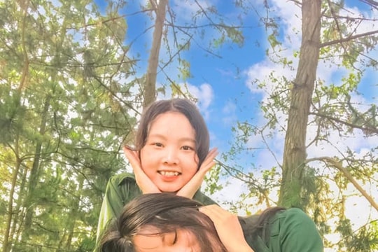 Nhóm nữ sinh bị chỉ trích nặng nề vì “sống ảo” với quân phục