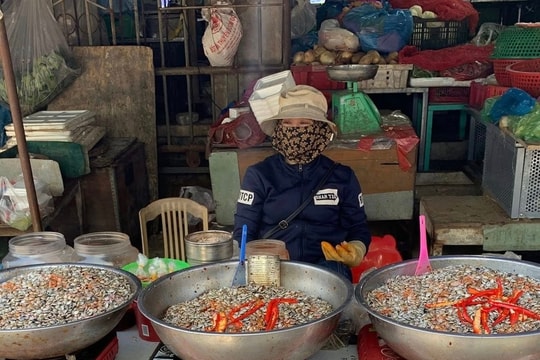 Chi 50.000 đồng mua ốc lạ ở Việt Nam, khách Tây ăn vài tiếng mới xong