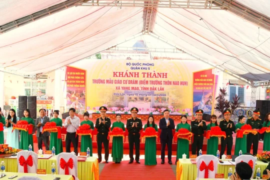 Bộ đội Quân khu 5 'vượt nắng thắng mưa', đưa trường mới về với trẻ em Đắk Lắk