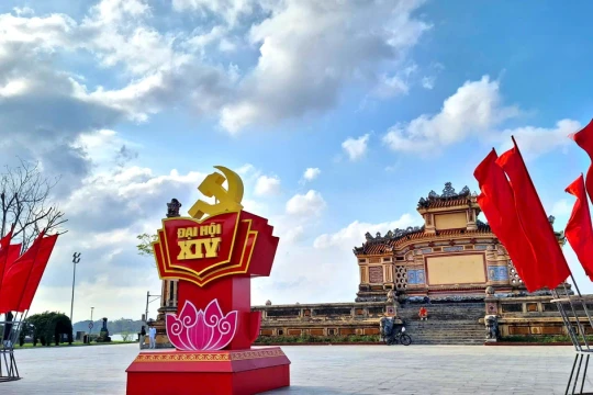 TP Huế rực rỡ cờ hoa hướng về Đại hội XIV của Đảng