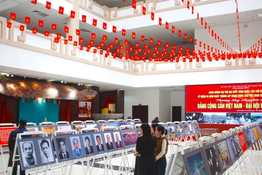 Hưng Yên trưng bày trên 130 tư liệu quý về Đảng