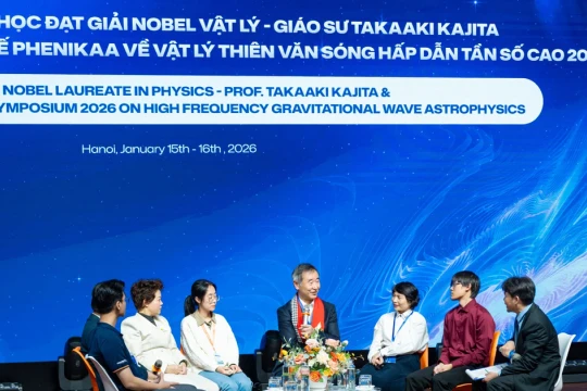 Học sinh Việt Nam đối thoại với chủ nhân Giải Nobel Vật lí