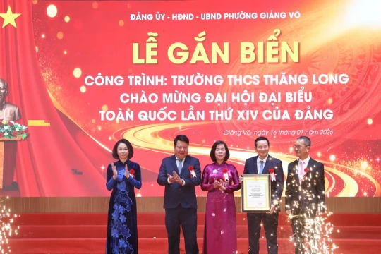 Hà Nội gắn biển công trình trường học chào mừng Đại hội XIV của Đảng