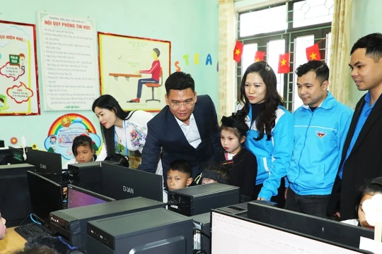 Tặng 'phòng học máy tính cho em' chào mừng Đại hội XIV của Đảng