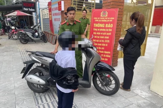 Chuyện lạ ở Đà Nẵng: Công an dỗ dành cậu bé nhất quyết không chịu đến trường