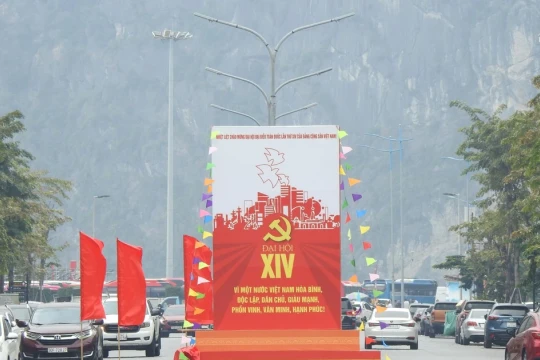 Đường phố ở Quảng Ninh rực rỡ sắc cờ chào mừng Đại hội XIV của Đảng