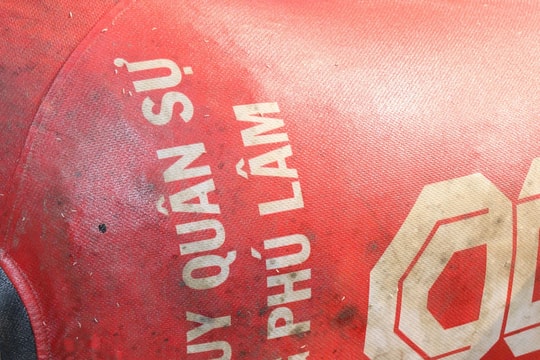 Ai là người thân nam giới mặc áo bóng đá "Phú Lâm FC" trôi trên sông Rạch Chiếc, liên hệ ngay công an