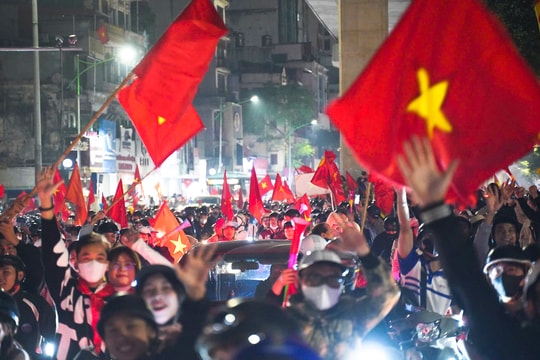 Hơn 3h sáng, cờ đỏ sao vàng nhuộm kín phố Hà Nội mừng U23 Việt Nam vào bán kết