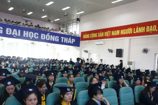 Trường Đại học Đồng Tháp trao bằng tốt nghiệp cho 450 tân cử nhân