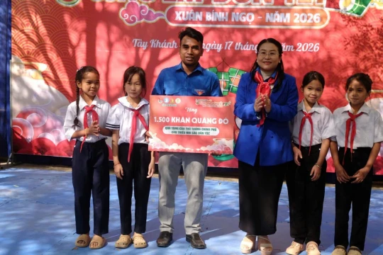 'Cùng em đón Tết' với học sinh miền núi Khánh Hòa