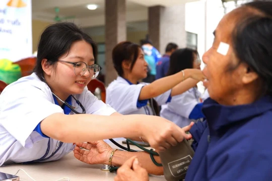 Giáo dục y đức cho sinh viên từ những đợt khám bệnh tình nguyện