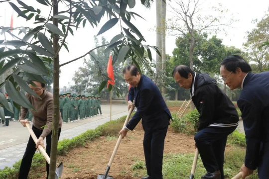 Gia đình Đại tướng Võ Nguyên Giáp tặng cây Kim Giao cho một trường đại học