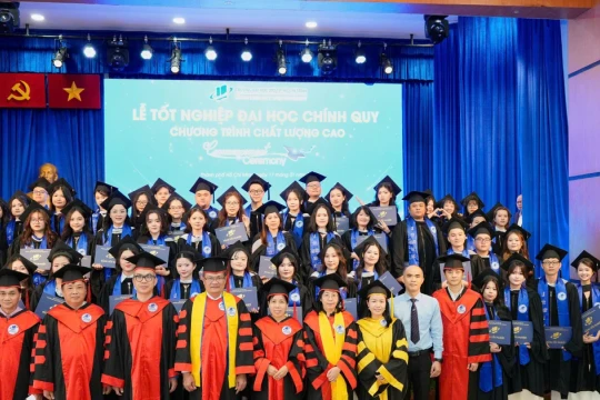 Hơn 500 tân cử nhân Trường Đại học Mở TPHCM nhận bằng tốt nghiệp