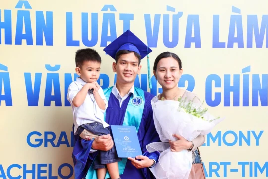 Gần 700 cử nhân Luật nhận bằng tốt nghiệp