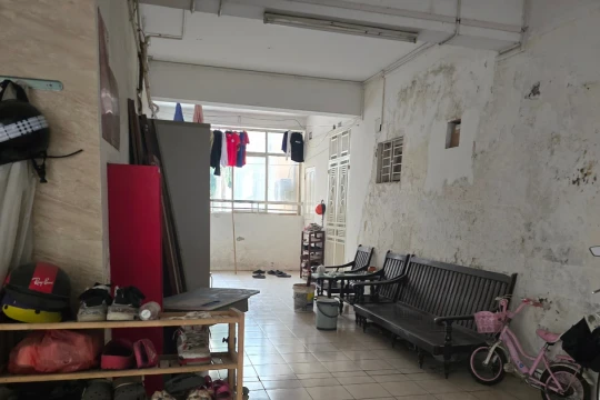 Hà Nội: Cận cảnh hành lang, cầu thang thoát hiểm của chung cư biến thành nhà kho