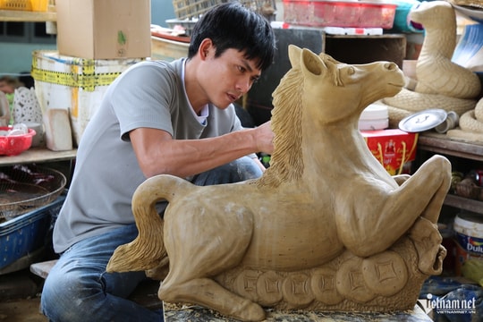 Thợ gốm làng nghề 500 tuổi 'chạy đua' từng ngày kịp làm linh vật ngựa đón Tết