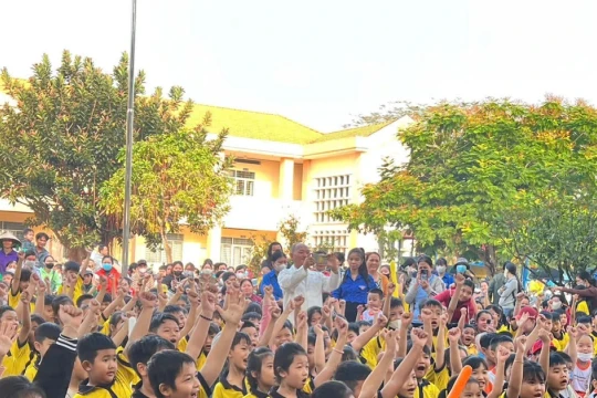 Khám bệnh, tặng quà cho 500 trẻ em khó khăn ở Tây Ninh