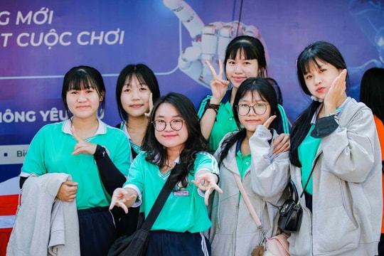 TPHCM: Ba nhóm học sinh được hỗ trợ tiền ăn, đồng phục, học ngoại khóa