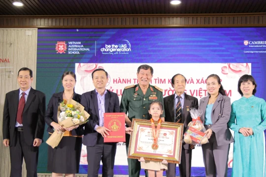 Học sinh lớp 2 TPHCM nhận Kỷ lục sáng tác và xuất bản truyện tranh màu