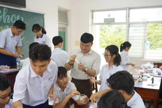 Thầy giáo trẻ không ngừng ‘làm mới’ tiết học Hóa