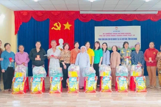 Trao tặng 400 phần quà cho hộ nghèo tại An Giang