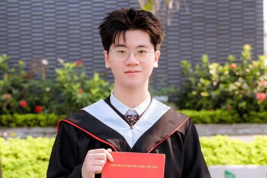 Thủ khoa học sinh giỏi được mệnh danh "nam thần xé sách bước ra"