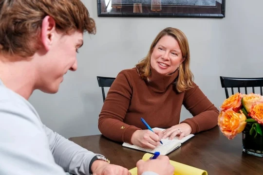 Phụ huynh Anh 'oằn mình' vì học phí đại học