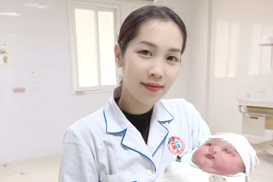 Ê-kíp y bác sĩ bất ngờ với bé sơ sinh nặng 5,1kg