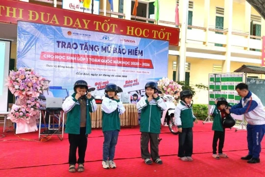 Hơn 65.000 học sinh lớp 1 ở Phú Thọ được trao tặng mũ bảo hiểm