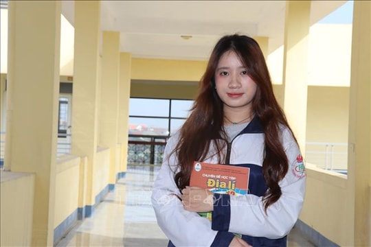 Hành trình 'vượt lên chính mình' của cô học trò vùng biển