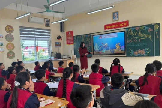 Cô giáo tiểu học vượt bệnh tật nhờ tình yêu với nghề giáo