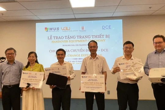 Trao tặng thiết bị cho 12 trường nghề xây dựng lớp học số tại TPHCM