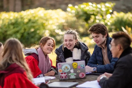 Anh: Hạ chỉ tiêu tuyển sinh quốc tế