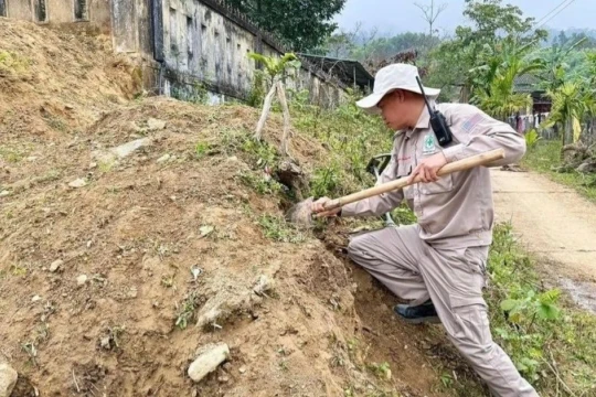 Phát hiện quả bom chùm thời chiến tranh trước cổng trường học tại TP Huế