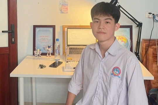 Nam sinh 'trường làng' từ tấm vé chót đến giải nhì Tin học quốc gia