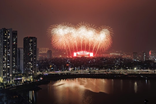 Ngắm màn pháo hoa quy mô lớn "chưa từng có" vừa xuất hiện trên bầu trời Hà Nội