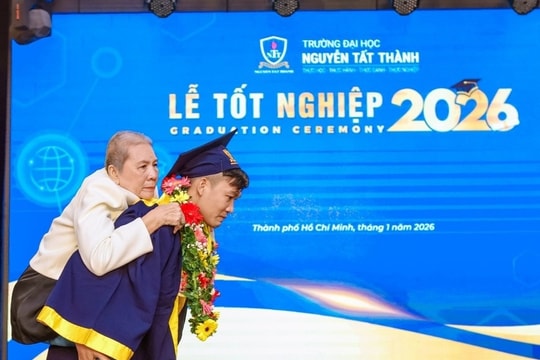 Chàng sinh viên cõng mẹ lên nhận bằng tốt nghiệp và câu chuyện phía sau khiến nhiều người rơi nước mắt