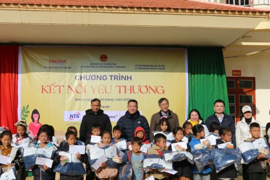 Gần 1.300 suất quà 'Kết nối yêu thương' đến học sinh vùng cao Sơn La
